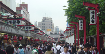 Tourist Trap Trail leading to Sensoji Shrine.